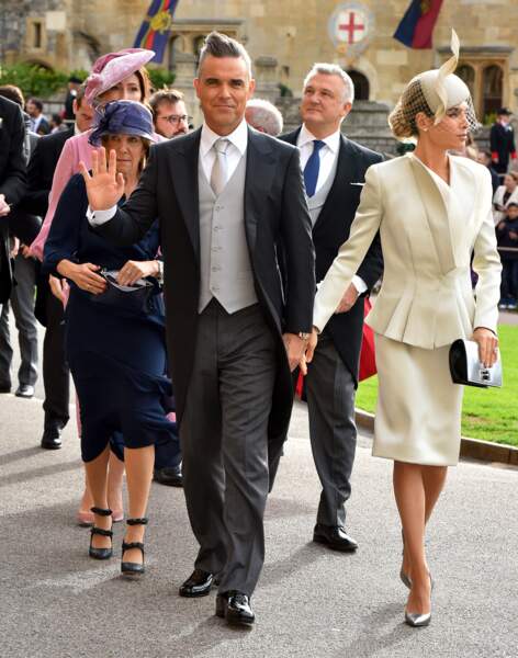 Robbie Williams arrive au mariage de la princesse Eugenie d'York avec sa femme Ayda Field habillée en crème.