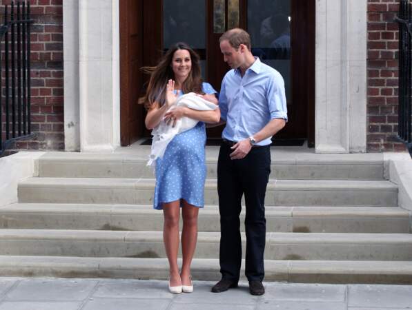 Le prince William et la duchesse de Cambridge présentent leur fils George à l'hôpital St-Mary, le 23 juillet 2013