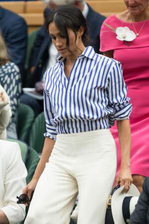 Meghan Markle avec de nombreuses mèches folles et un chignon flou à Wimbledon