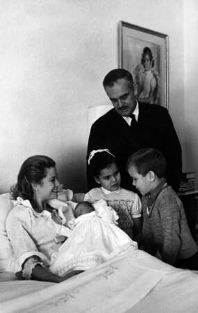 La princesse Stéphanie de Monaco, 2 jours, en famille à la maternité de Monaco, le 4 février 1965