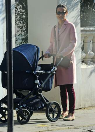 Pippa Middleton, profitant du soleil avec son fils Arthur, à Londres, le 27 février 2019