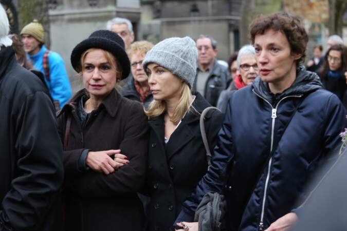 Sandrine Bonnaire, Emmanuelle Béart et Jeanne Balibar, aux obsèques de Jacques Rivette au cimetière de Montmartre