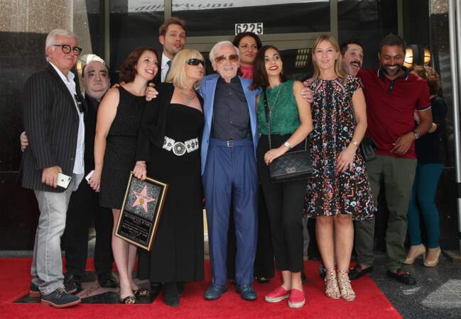 Charles Aznavour avec sa fille Katia (en robe, à dr.), sur la Hollywood Walk of Fame, en 2017.