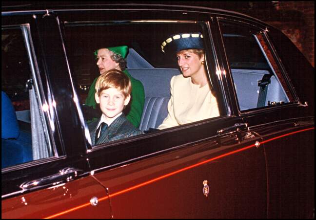 Le prince Harry, tout sourire, avec sa grand-mère Elizabeth d'Angleterre et sa mère Lady Diana, en 1991
