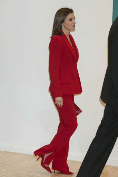 La reine Letizia d'Espagne, sexy en rouge avec un pantalon fendu