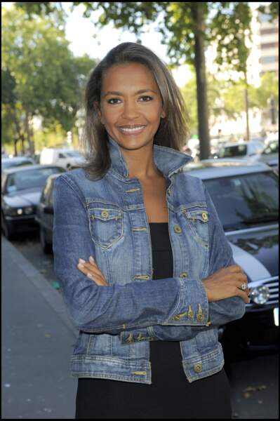 Karine Le Marchand, lumineuse en look casual lors de la conférence de presse de rentrée de la chaîne M6, en 2009