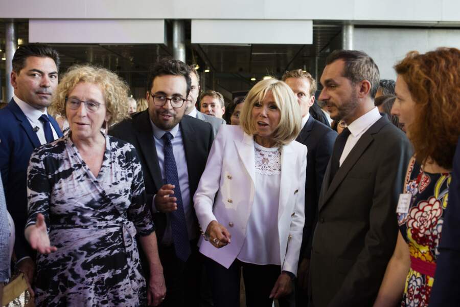 Brigitte Macron porte un top blanc en crochet