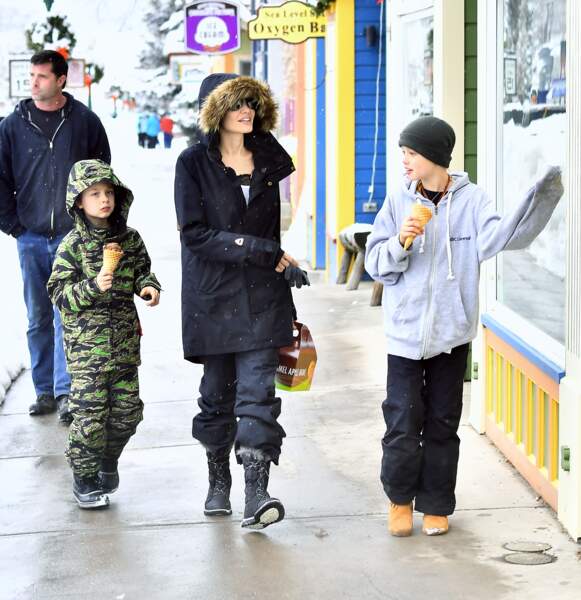 Angelina Jolie emmène Shiloh (10 ans) et Knox (8ans) acheter des jouets