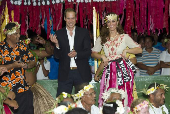 William et Kate se lancent dans une danse traditionnelle sur l'archipel de Tuvalu, le 18 septembre 2012
