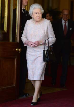 Last but not least, la Reine Elizabeth II ravisante dans une robe pastelle en Tweed