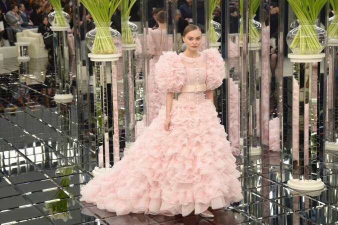 Apprêtée en robe de mariée Chanel lors du défilé haute couture fin janvier 2017