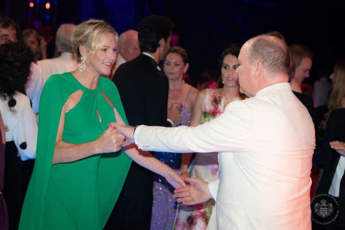 Charlene et Albert II de Monaco partageant une jolie danse en amoureux