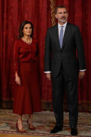 Felipe et Letizia d'Espagne (en chemisier et jupe midi bordeaux) au palais royal à Madrid, le 24 octobre 2018