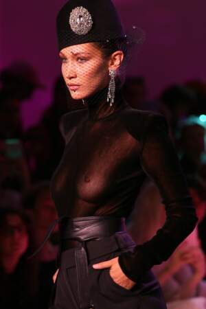 Bella Hadid suggestive au defilé haute couture Alexandre Vauthier
