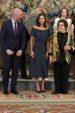 Letizia d'Espagne portait une robe en tweed à manches courtes et au col bateau