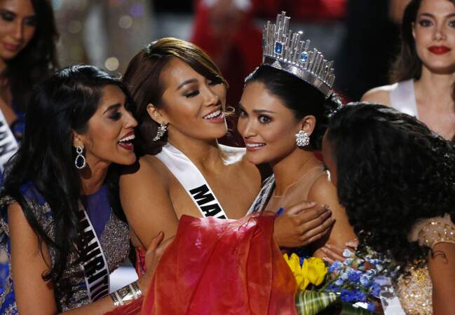 Miss Philippines félicitée par les candidates