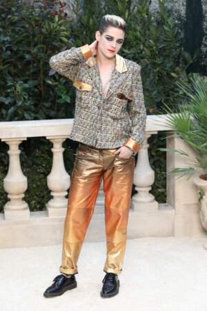 Kristen Stewart, en tenue gold et derbies vernies : très rock pour le défilé Chanel Haute-Couture.