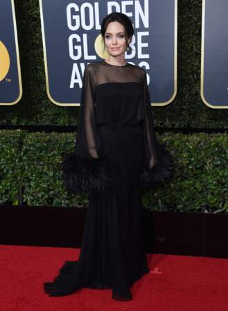 Angelina Jolie fait des effets de transparence en robe longue noire