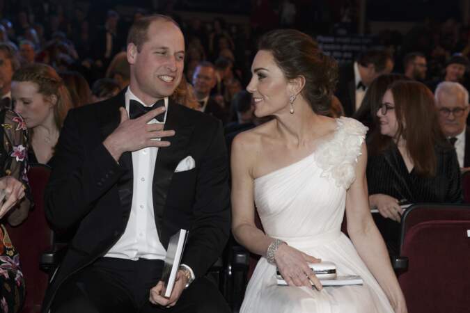 Le prince William et Kate Middleton prennent place au Royal Albert Hall pour assister à la cérémonie des BAFTA.
