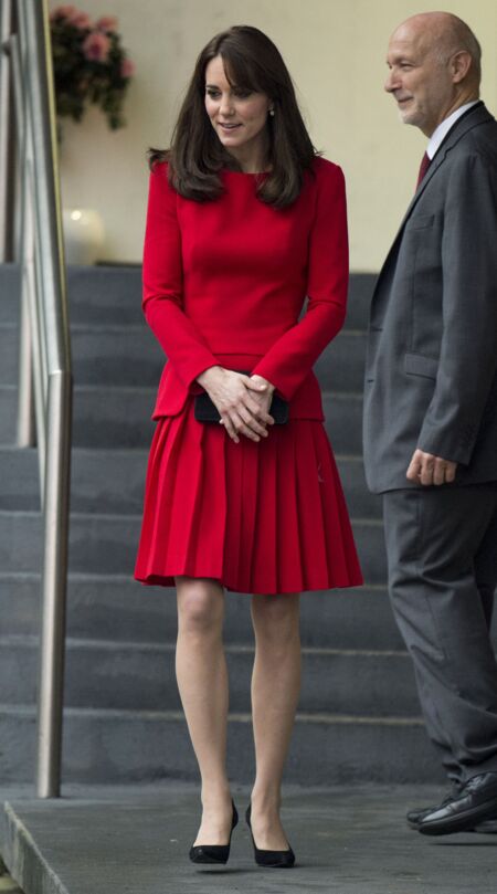 En décembre 2015, la duchesse de Cambridge adopte sa robe rouge fétiche Alexander McQueen