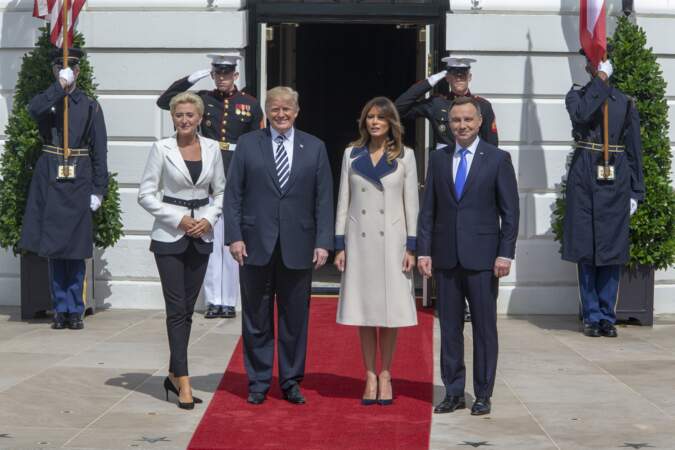 Melania aux côtés de Donald  Trump, Andrzej Duda et Agata Kornhauser-Duda sculpturale en manteau Gucci.