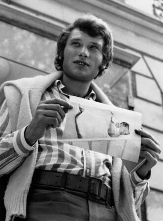 Johnny Hallyday devant la clinique du Belvédère à Boulogne, au lendemain de la naissance de son fils David, en 1966