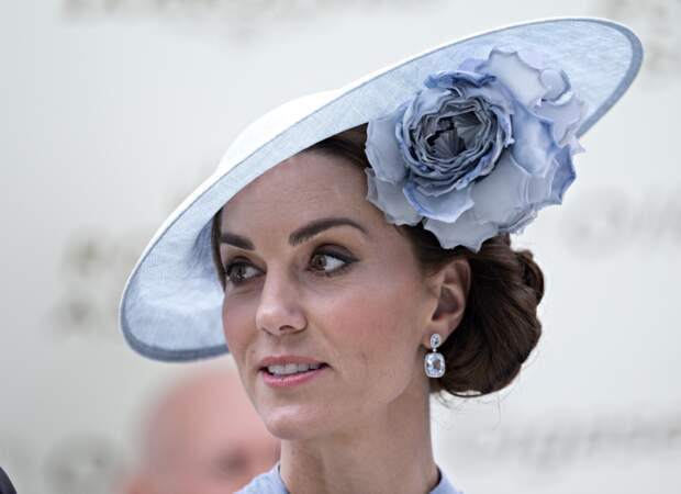 Kate Middleton porte le chignon bas mais joliement tressé pour accompagner son chapeau fleuri