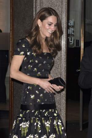 Reine du recyclage, Kate Middleton arborait également une minaudière Prada, déjà vue entre ses mains