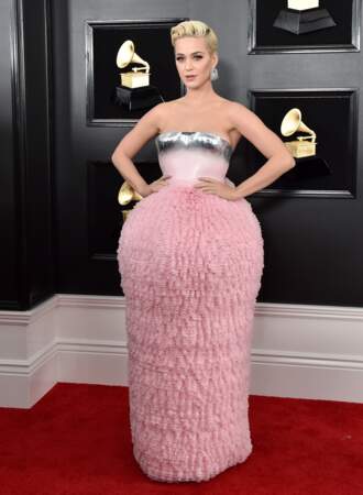 Katy Perry surprenante en robe rose