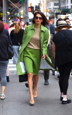 Amal Clooney déambule dans les rues de New York en tailleur "avocat" (de circonstance)