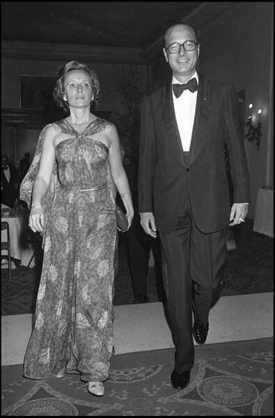 Bernadette et Jacques Chirac, en robe longue vaporeuse, lors d'un bal à Paris en 1978