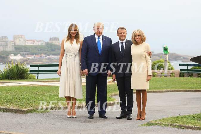 Brigitte Macron pose avec Emmanuel Macron, Donald Trump et Melania Trump dans une tenue beige