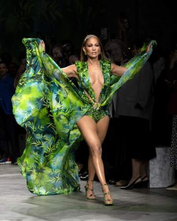 TENDANCE VOLUMES : Jennifer Lopez a marqué cette saison de défilés avec sa "Jungle Dress" Versace.