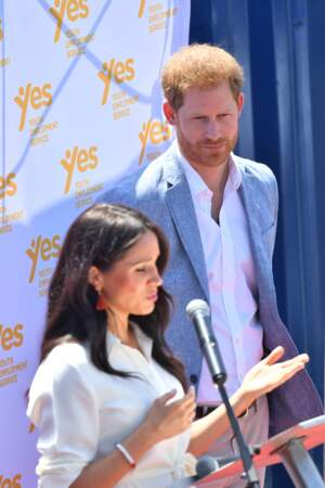 Meghan Markle prononce un discours sous les yeux de son mari, le prince Harry.