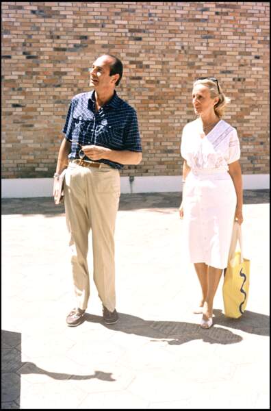 Jacques Chirac en chemise et pantalon large en vacances avec sa femme Bernadette à Saint Paul de Vence