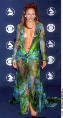 Jennifer Lopez en 2000 lors des Grammy Awards fait sensation dans cette robe Versace devenue culte