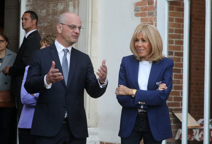 Brigitte Macron en plein échange avec le ministre Jean-Michel Blanquer lors des 36e Journées du Patrimoine.