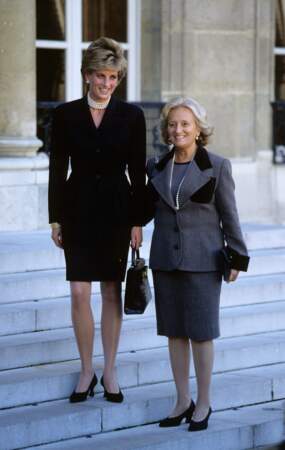 Bernardette, en tailleur gris et collier de perles, accueille la princesse Diana à l'Elysée, en 1995