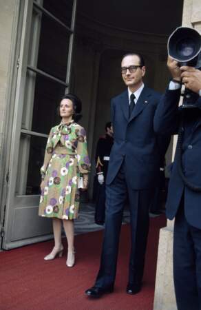 Bernadette, en robe à col lavallière à imprimé fleuri, avec Jacques Chirac à Matignon en 1974