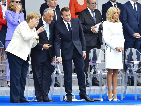 Brigitte Macron dans une jolie robe blanche lors du 139ème défilé militaire du 14 juillet sur les Champs-Elysées