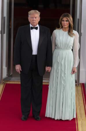 La robe J.Mendel de Melania Trump était dotée d'un col rond et de longues manches transparentes et à volants