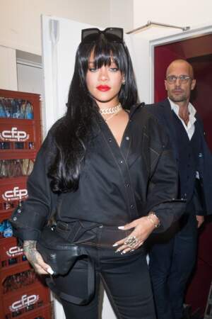 Rihanna a opté pour la frange longue qui souligne son regard et met sa bouche en évidence
