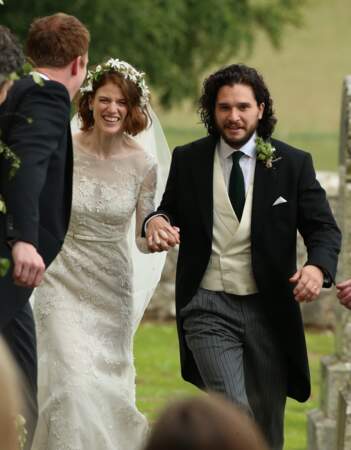 Kit Harington et Rose Leslie (châtelaine et descendante du roi Charles II) lors de leur mariage en Ecosse, en 2018