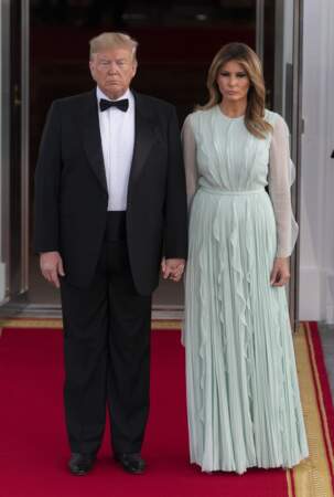 Donald Trump portait un costume noir et un noeud papillon, son épouse Melania a choisi une longue robe au col rond