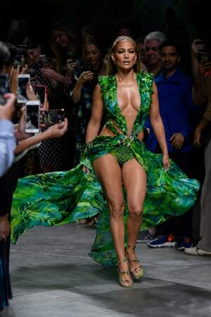 Jennifer Lopez remet au goût du jour sa "jungle dress" lors du défilé Versace Printemps/Eté 2020