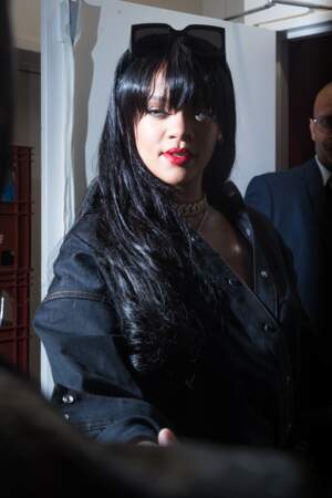 Rihanna adopte la frange rideau, la coupe de cheveux tendance de la rentrée