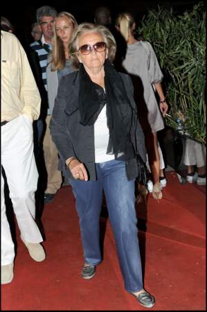 Bernadette Chirac et son look casual composé d'une veste et d'un paire de jeans, lors d'une soirée au VIP Room de Saint Tropez en 2009