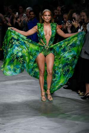 Jennifer Lopez prouve qu'à 50 ans, elle a toujours un corps superbe pour porter sa fameuse jungle dress