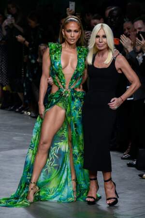 Jennifer Lopez et Donatella Versace plutôt fières de leur coup de buzz lors du défilé Versace Printemps/Eté 2020