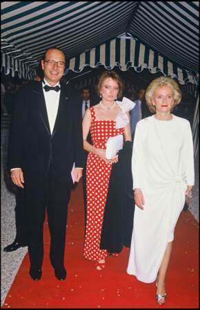 Bernadette, en longue robe drapée blanche, avec Jacques et Claude Chirac lors d'une soirée à Paris en 1985